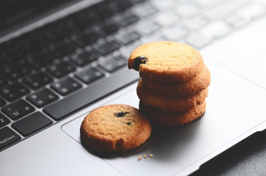 cookies-internet-mini-cookies-computadora-portatil-teclado-concepto-cookies-navegador-internet